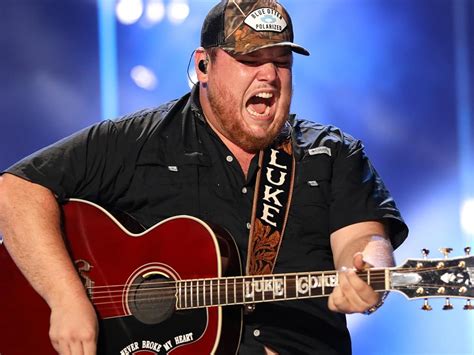 What Guitar Does Luke Combs Play: A Symphony of Strings and Stories